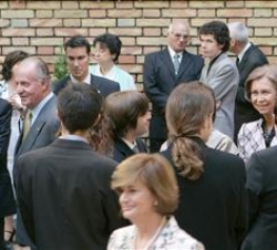 Don Juan Carlos y Doña Sofía con la colonía española en Hungría