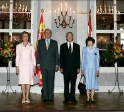 Sus Majestades los Reyes con el Presidente de la República de Hungría y su esposa en el Salón de Espejos del Palacio Sándor