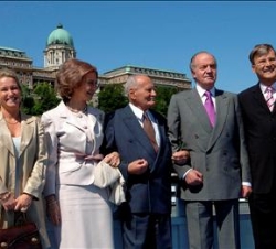 Sus Majestades los Reyes con el alcalde de Budapest, Gábor Demsky, su mujer, Anikó Németh y el ex presidente húngaro Arpád Göncz, en la cubierta de un