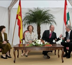 Don Juan Carlos y Doña Sofía, con el Presidente de la República de Hungría, y su esposa, en el Museo de Historia Militar de Budapest, donde se celebró