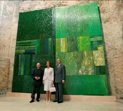 Sus Majestades junto al artista gallego Antón Lamazares, durante la inauguración de una exposición sobre su obra en el Museo Kiscelli de Budapest