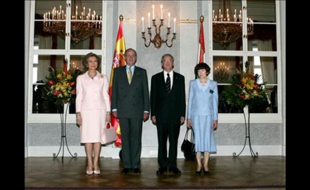 Sus Majestades los Reyes con el Presidente de la República de Hungría y su esposa en el Salón de Espejos del Palacio Sándor