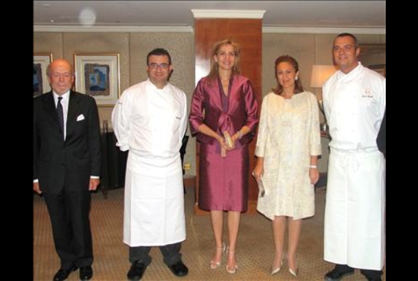 Su Alteza Real la Infanta Doña Cristina, con Su Alteza Real la Princesa Alia Al Faisal, los cocineros Juan Pozuelo y Sergio Fernández y el embajador d
