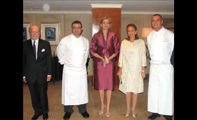 Su Alteza Real la Infanta Doña Cristina, con Su Alteza Real la Princesa Alia Al Faisal, los cocineros Juan Pozuelo y Sergio Fernández y el embajador d
