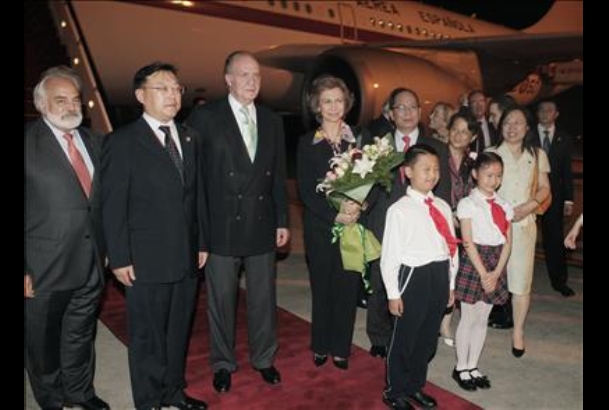 Don Juan Carlos y Doña Sofía son recibidos por el Embajador de la República Popular de China en España, Qiu Xiaoqi, y el Teniente Alcalde de la Munici