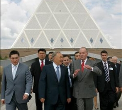 Su Majestad el Rey con el Presidente de Kazajstán, durante la visita al Palacio de la Paz y la Concordia