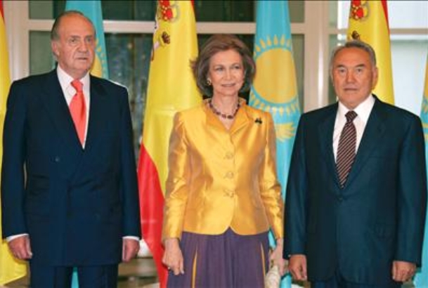 Sus Majestades los Reyes con el Presidente de Kazajstán