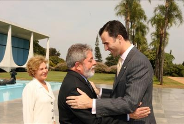 El Príncipe de Asturias saluda al Presidente de la República Federativa de Brasil, Luiz Inácio "Lula" da Silva, en presencia de su esposa, M