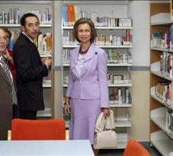 Su Majestad la Reina con los directores de la biblioteca y del Instituto Cervantes de Atenas