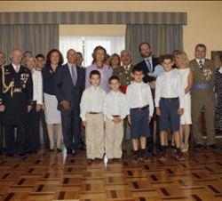 Doña Sofía junto a los militares españoles destacados en el cuartel general de la OTAN en Salónica y sus familias, en la residencia del embajador de E