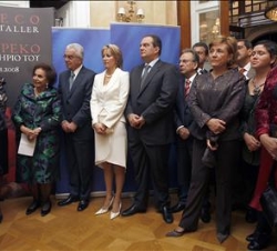Doña Sofía con el primer ministro griego, Costas Caramanlis y su esposa, Natacha, la directora del Instituto Cervantes, Carmen Caffarel, y la consejer