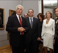 Su Majestad la Reina Doña Sofía junto al primer ministro griego y su esposa, atienden a las explicaciones del comisario de la exposición