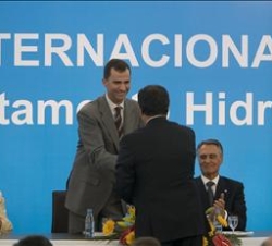 El Príncipe hace entrega del Premio Internacional Puente de Alcántara