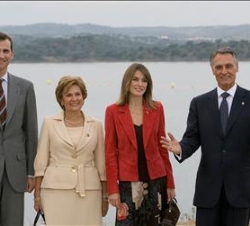 Don Felipe y Doña Letizia junto al Presidente de Portugal y señora en la Presa de Alqueva