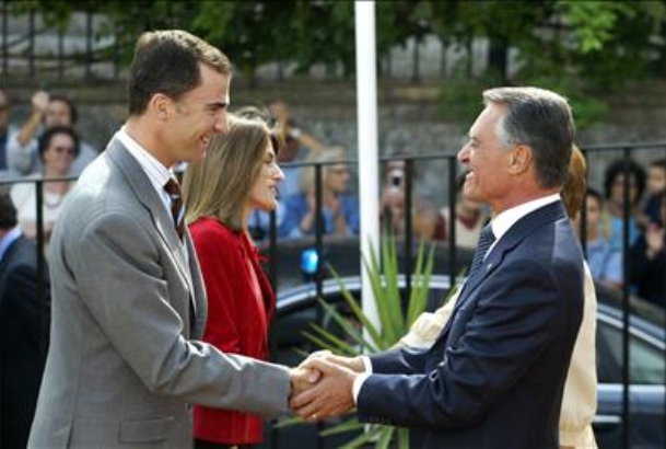 Sus Altezas Reales los Príncipes de Asturias saludan al Presidente de la República portuguesa y señora