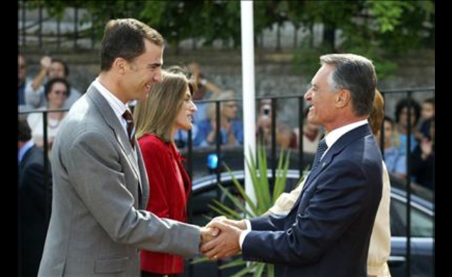 Sus Altezas Reales los Príncipes de Asturias saludan al Presidente de la República portuguesa y señora