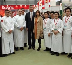 Sus Altezas Reales, con los cocineros presentes en el "espacio gastronómico español" de la Feria