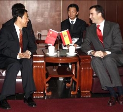 Don Felipe con el ministro de Comercio de China, Bo Xilai, durante la reunión que mantuvieron antes del Foro de Cooperación Empresarial y de Inversion