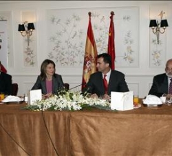 Sus Altezas Reales los Príncipes de Asturias junto al secretario de Estado de Asuntos Exteriores y el embajador de España en China, durante la reunión