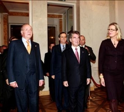 El Rey y el Presidente Fischer, junto con la Ministra de Asuntos Exteriores, Ursula Plassnik, a su llegada a la nueva sede de la OSCE