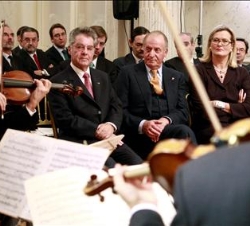 Don Juan Carlos, el Presidente de Austria y la Ministra de Asuntos Exteriores de Austria, durante una actuación musical en la inauguración de la nueva