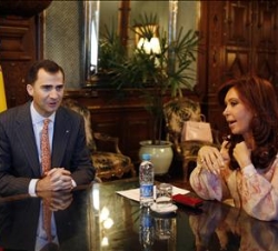 Su Alteza Real el Príncipe de Asturias y la Presidenta de Argentina, Cristina Fernández de Kirchner, durante la reunión que mantuvieron en la Casa Ros