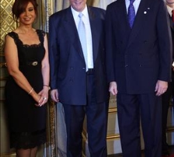El Príncipe de Asturias, con el Presidente y la Presidenta electa de Argentina, en el Salón Dorado del Palacio de San Martín
