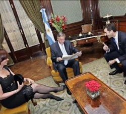 El Presidente Kirchner lee un mensaje de Don Juan Carlos, entregado por el Príncipe, en presencia de la Presidenta electa