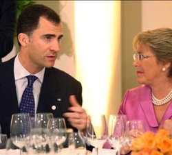 Su Alteza Real conversa con la Presidenta de Chile, Michelle Bachelet, durante la cena oficial