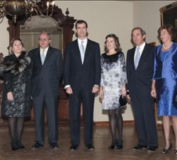 Sus Altezas Reales, con el secretario de Estado de Turismo y Comercio, el presidente del Círculo de Empresarios y sus respectivas esposas