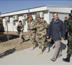 Don Juan Carlos, acompañado por el ministro de Defensa, durante su visita a las instalaciones