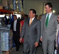 El Príncipe y el Presidente de Panamá visitan el Centro Logístico Humanitario de la Cooperación Española en América Latina, acompañados por el directo