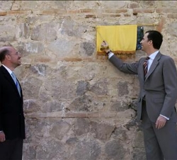 Don Felipe descubre una placa conmemorativa de su visita a Antigua