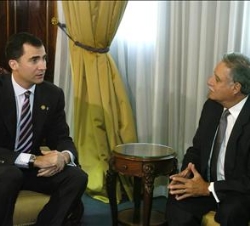 El Príncipe de Asturias con el Presidente saliente, Óscar Berger, en la reunión que mantuvieron en el Palacio Nacional de la Cultura