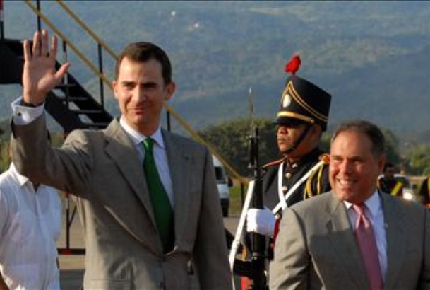 Don Felipe, a su llegada a Panamá, acompañado por el primer vicepresidente y ministro de Relaciones Exteriores de Panamá