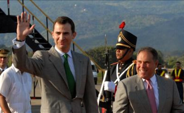 Don Felipe, a su llegada a Panamá, acompañado por el primer vicepresidente y ministro de Relaciones Exteriores de Panamá