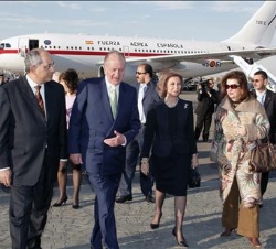 Los Reyes son recibidos a su llegada a Egipto por el ministro de Finanzas, Yousef Boutrous Ghalli, y su esposa