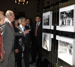 Sus Majestades, durante su recorrido por la exposición "España y el mundo árabe. Un siglo de relaciones hispano-árabes a través de la imagen"
