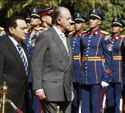 El Rey y el Presidente Moubarak pasan revista a las tropas en la ceremonia de bienvenida oficial