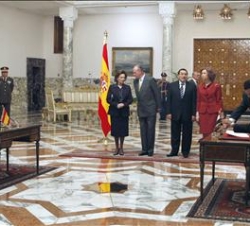 Los Reyes y el Presidente de Egipto y su esposa presencian la firma, por parte de los respectivos ministros de Exteriores, del Tratado de Amistad y Co