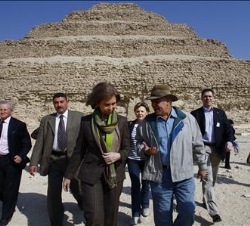 Doña Sofía atiende a las explicaciones del egiptólogo Zahi Hawass, durante su visita a la pirámide de Saqqara