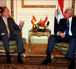 El Rey con el primer ministro egipcio, Ahmed Mohamed Nazif