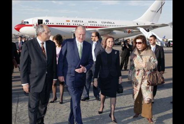 Los Reyes son recibidos a su llegada a Egipto por el ministro de Finanzas, Yousef Boutrous Ghalli, y su esposa