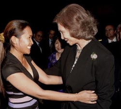 Doña Sofía recibe el saludo de Somaly Mam, a su llegada a Camboya