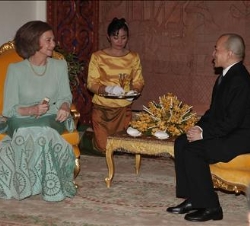Su Majestad la Reina con Su Majestad el Rey Norodom Sihamoni, antes de la cena que ofreció en su honor en el Palacio Real