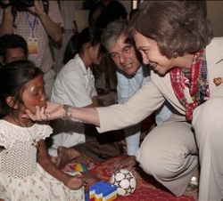 Doña Sofía saluda a una niña en el Centro Arrupe