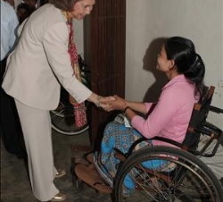 Su Majestad la Reina saluda a una niña víctima de las minas contra personas en el Centro Arrupe