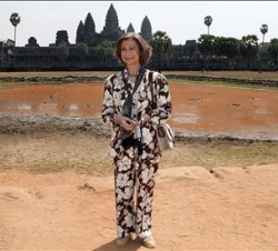 La Reina posa delante de Angkor Wat