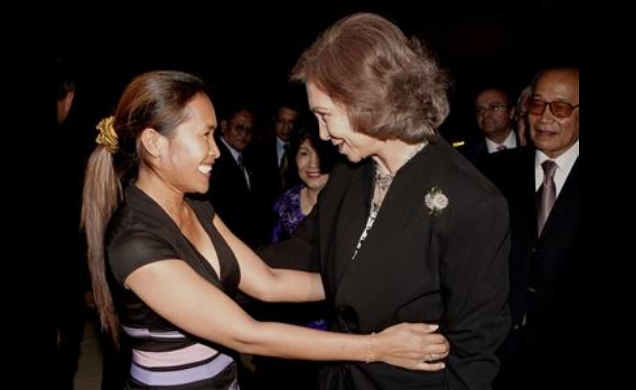 Doña Sofía recibe el saludo de Somaly Mam, a su llegada a Camboya