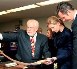 Doña Cristina y Don Iñaki observan un documento mostrado por el director de la Biblioteca, Bernard Margolis